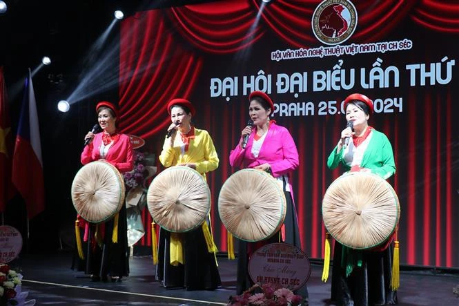 A love duet singing performance at the fourth congress of the Vietnamese Cultural and Art Association in the Czech Republic (Photo VNA)