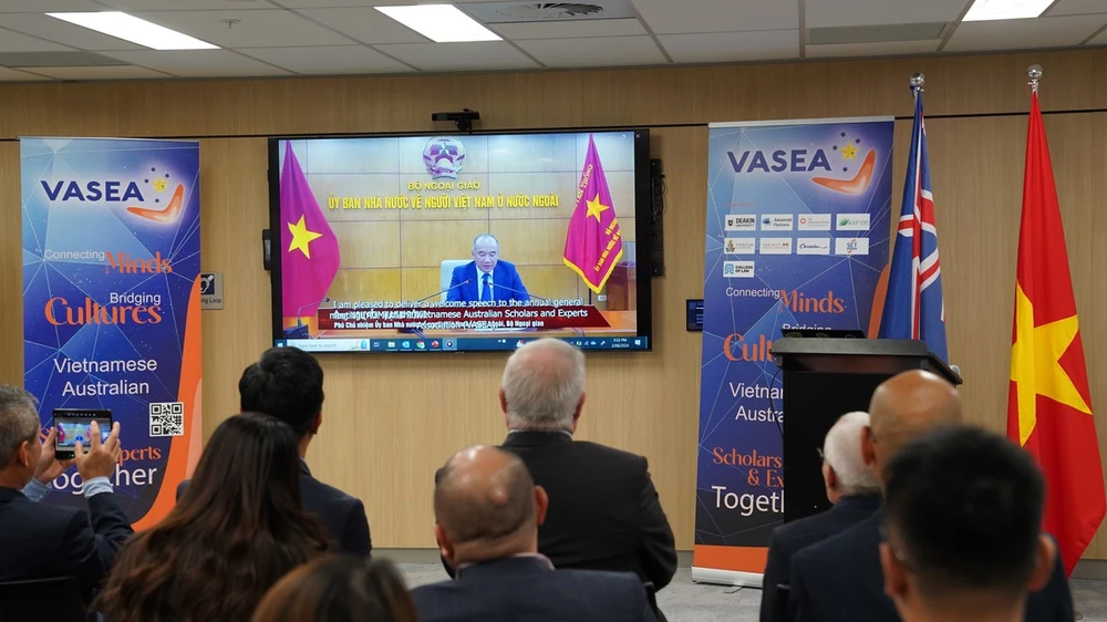 Vice Chairman of the State Committee for Overseas Vietnamese Nguyen Manh Dong speaks from Hanoi. (Photo: VNA)