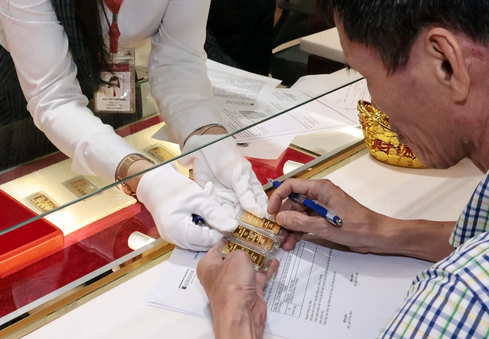 SJC-branded gold bullion is sold at 3,069 USD per tael on June 4. (Photo: VNA)