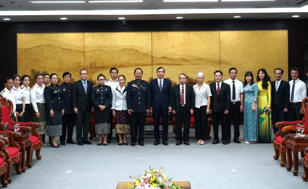 Chairman of the Da Nang People's Committee Le Trung Chinh receives a delegation from the People's Court of central Laos. (Photo: VNA)