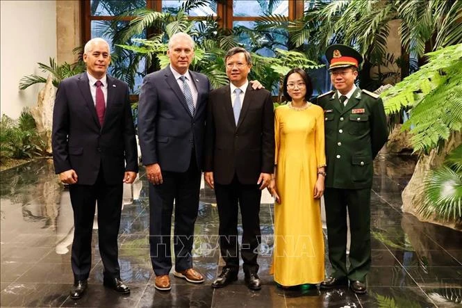 A photo of Cuban President Miguel Díaz-Canel Bermudez (second from left), Vietnamese Ambassador Le Quang Long (centre), and delegates from both sides (Photo: VNA)