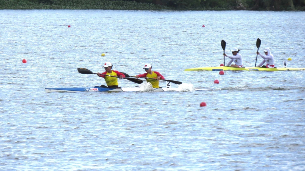 Vietnamese athletes have an excellent performance on the first day of the canoeing championship. (Photo: VNA)