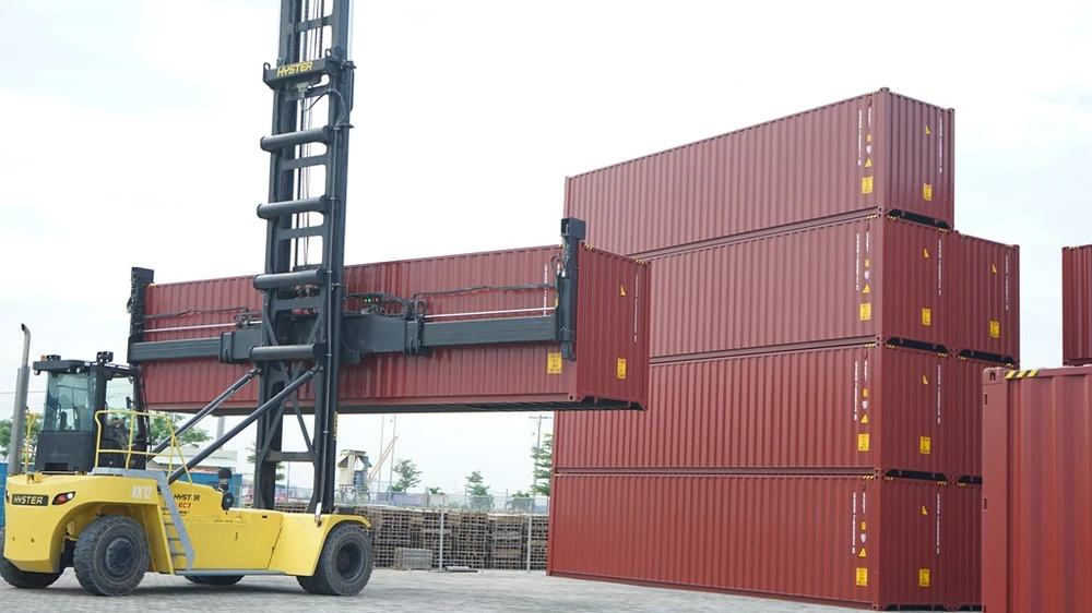 Steel giant Hoa Phat Group has delivered the first batch of over 500 40ft high cube containers to US-based SeaCube Container Leasing. (Photo: VNA)