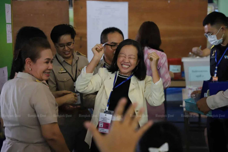 A candidate for the Senate expresses joy at a polling station in Bang Kapi district of Bangkok after hearing she passed the first round of the Senate election on June 9. (Photo: Bangkokpost)