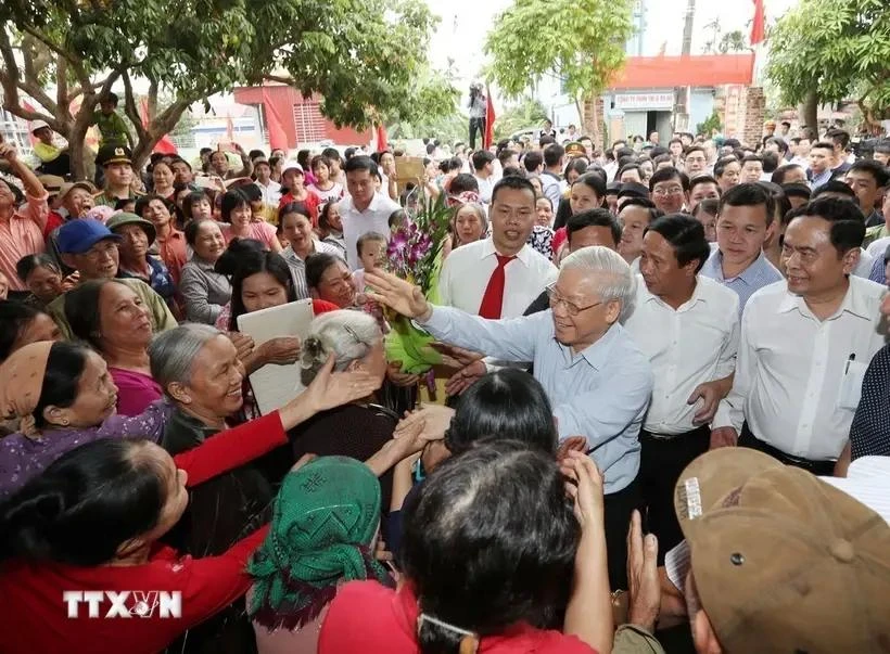 Party General Secretary Nguyen Phu Trong meets with residents in Thuong Dien village, Vinh Quang commune, Hai Phong city's Vinh Bao district on November 15, 2017. (Photo: VNA)