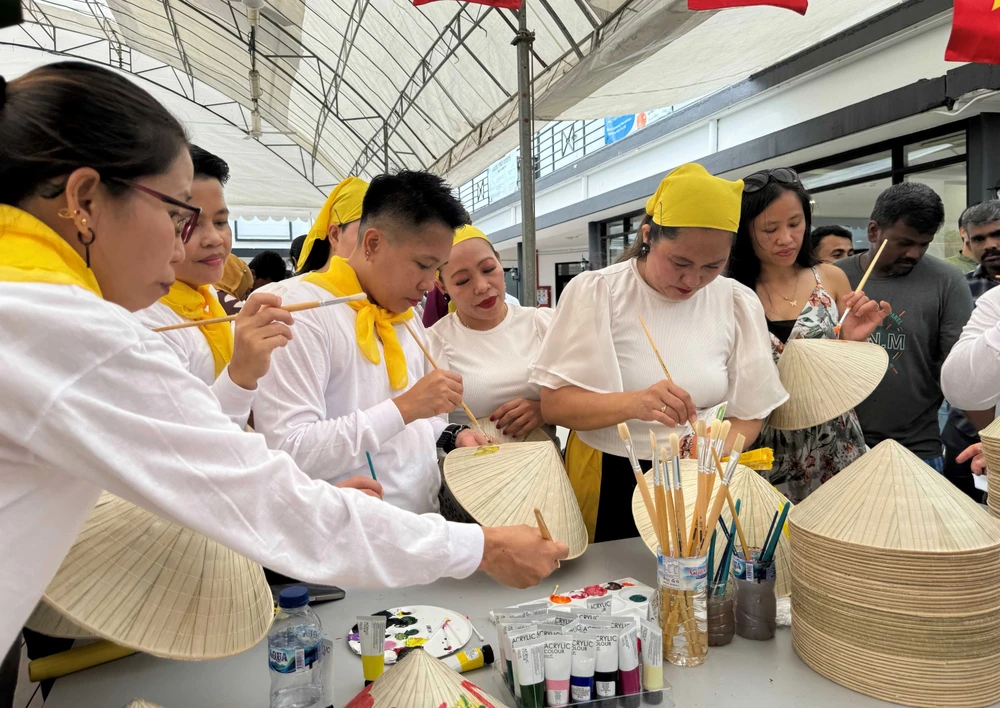 The Vietnamese booth attracts many visitors. (Photo: VNA)