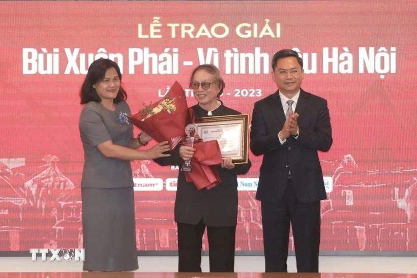 The Grand Prize is presented to film-maker Dang Nhat Minh in 2023. (Photo: VNA)