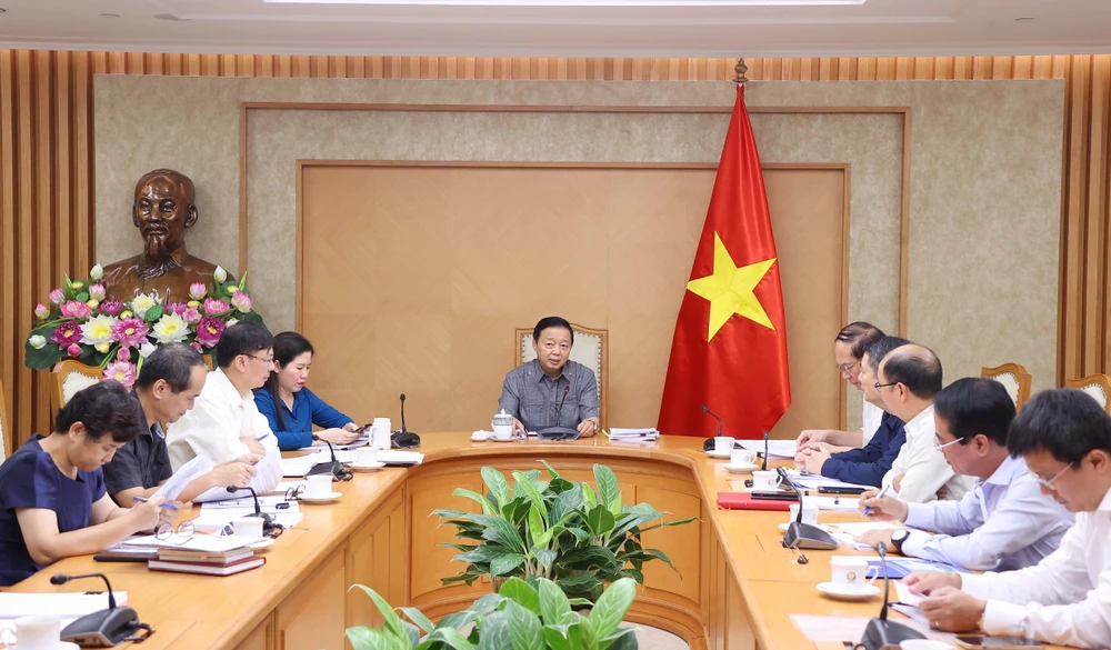 Deputy Prime Minister Tran Hong Ha on October 7 chairs a meeting on the completion of a draft project on establishing and developing a compliance carbon market in Vietnam. (Photo: VNA)