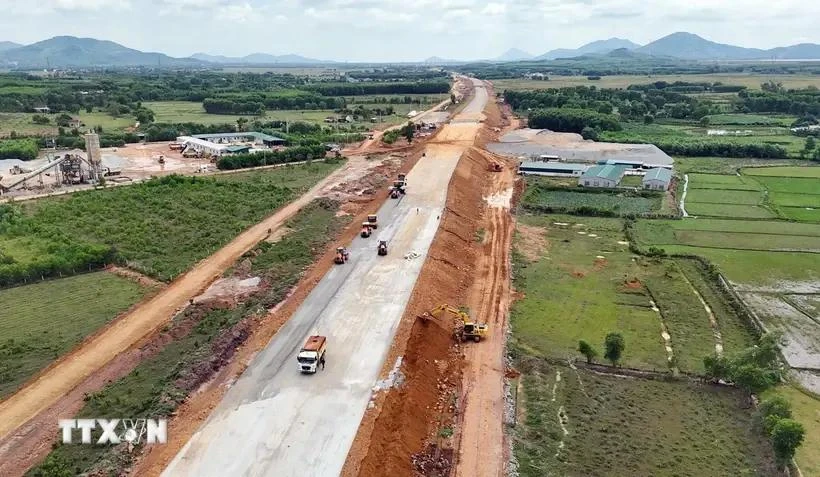 Construction at the Ham Nghi - Vung Ang section on the North-South expressway. (Photo: VNA)