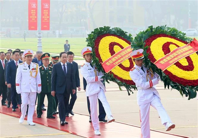 Leaders and former leaders of the Party, State, National Assembly, Government, and the Vietnam Fatherland Front Central Committee pay tribute to President Ho Chi Minh on October 10. (Photo: VNA)