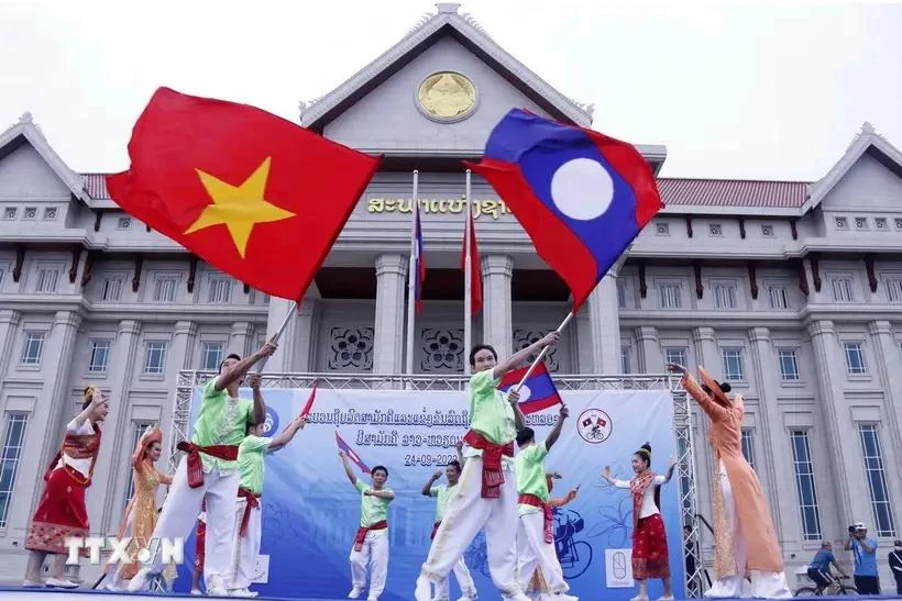 An art performance to celebrate the Laos - Vietnam Friendship Year (Photo: VNA)