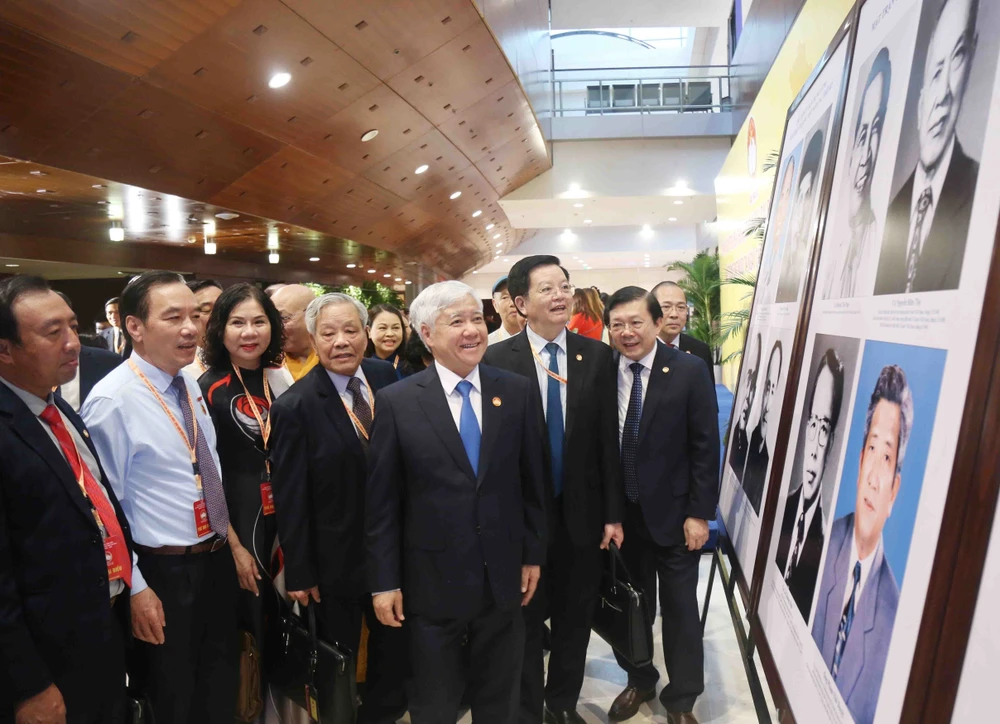 Visitors at the photo exhibition (Photo: VNA)