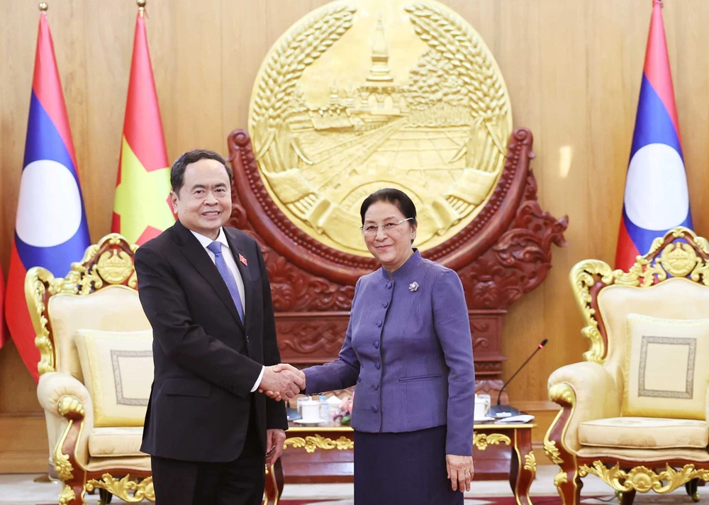 Chairman of the Vietnamese National Assembly Tran Thanh Man (L) and Vice President and former Chairwoman of the Lao NA Pany Yathotou at their meeting in Vientiane on October 17. (Photo: VNA)