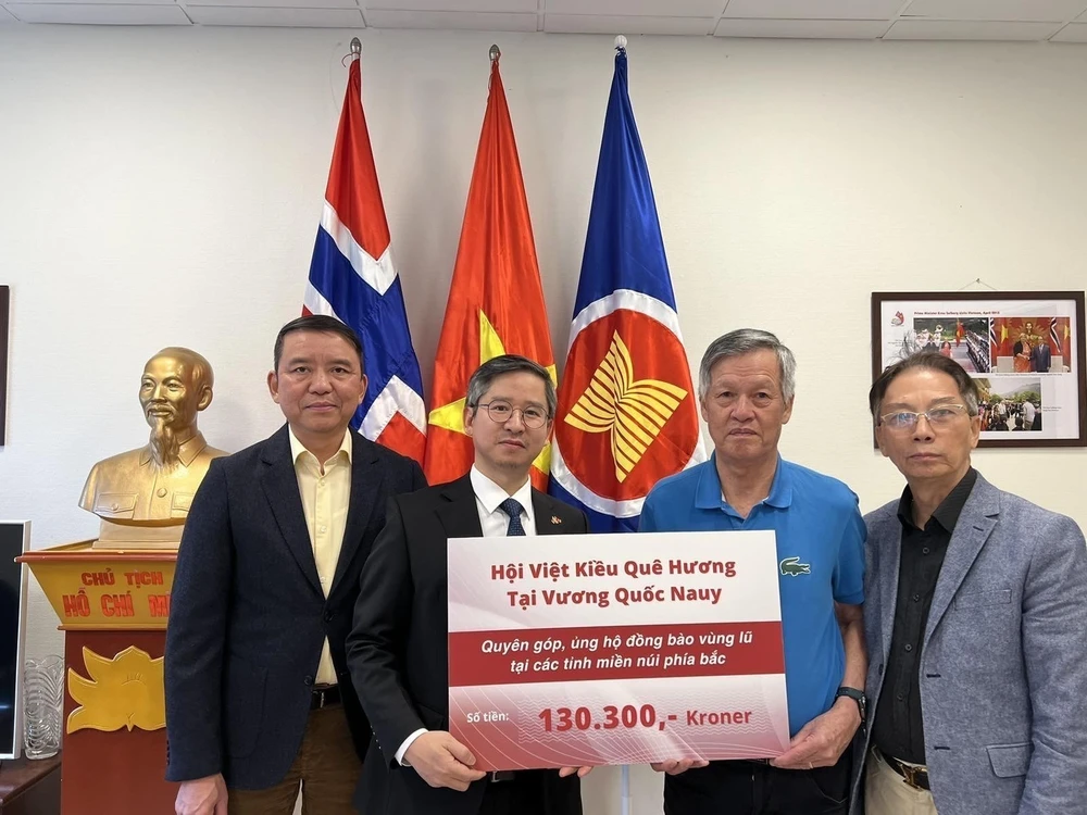 Vietnamese people in Norway have recently donated nearly 12,000 USD in support of the homeland's disaster relief efforts. (Photo: VNA)