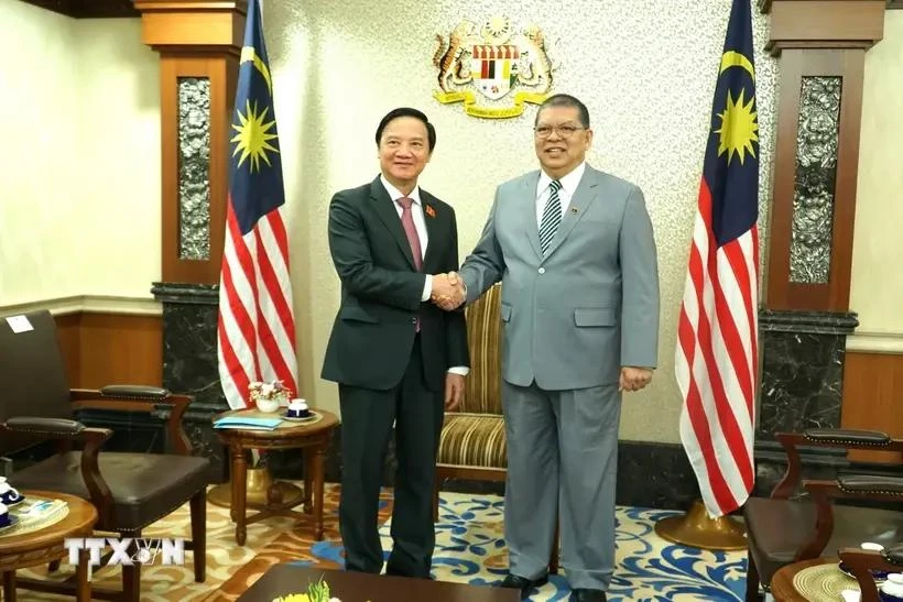 Vice Chairman of the National Assembly Nguyen Khac Dinh (L) and Speaker of the House of Representatives of Malaysia Tan Sri Dato' Johari Bin Abdul in a meeting on August 9. (Photo: VNA)