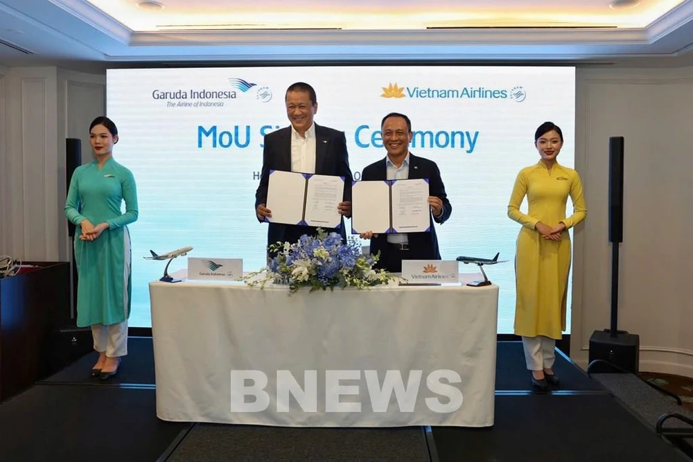 Vietnam Airlines and Garuda Indonesia sign a Memorandum of Understanding on enhanced collaboration. (Photo: VNA)