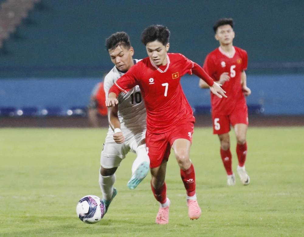 Vietnamese football players try to put pressure on their opponents but spurned chances to break the duck. (Photo: VNA)