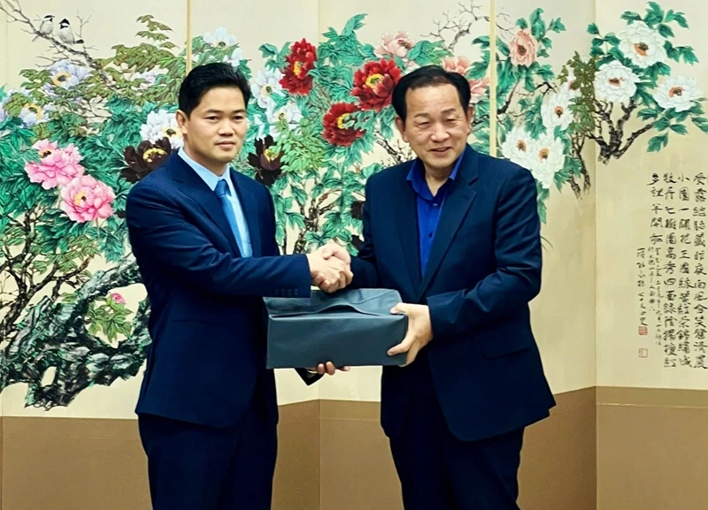 Standing Deputy Secretary of the provincial Party Committee Vu Manh Ha (L) and the governor of Mungyeong city (Photo: dangcongsan.vn)