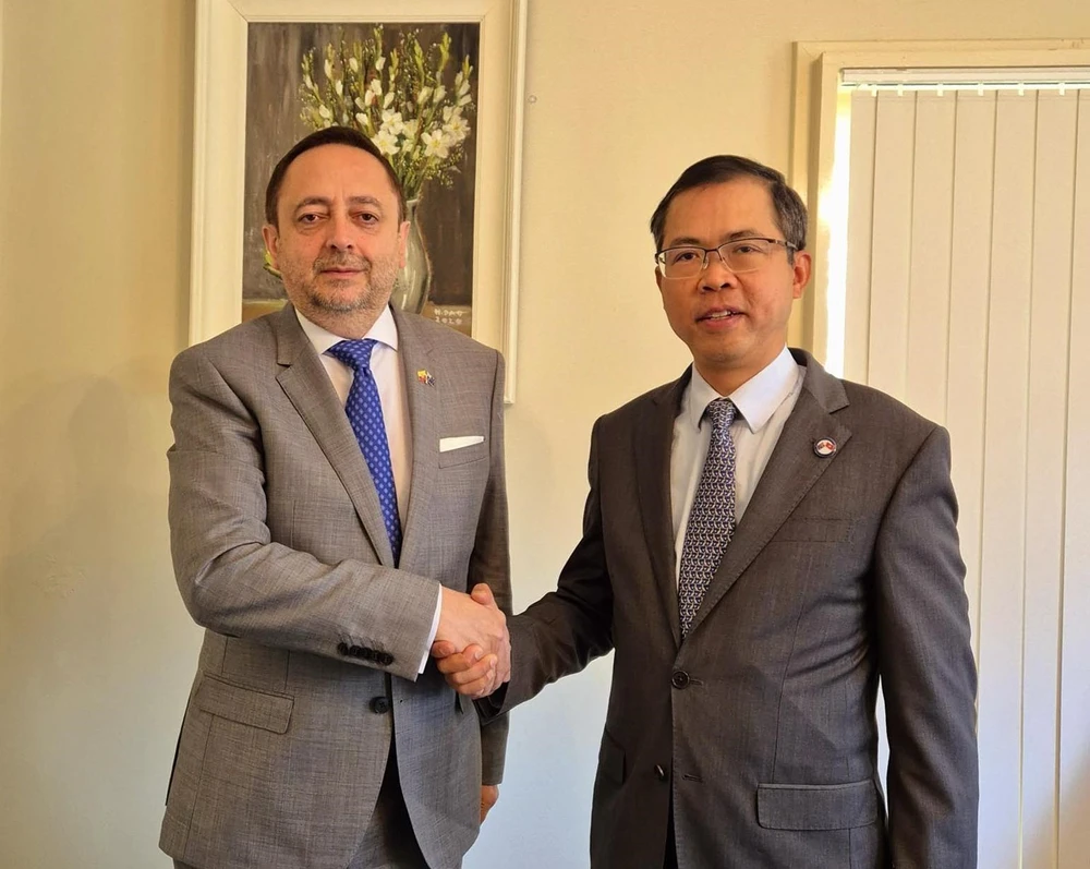 Vietnamese Ambassador to Australia Pham Hung Tam (R) and Ambassador of Ecuador Arturo Cabrera-Hidalgo (Photo: VNA)