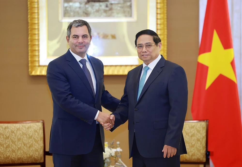 PM Pham Minh Chinh (R) shakes hands with Chairman of Prime Group Tamer Wagih Salem on October 27. (Photo: VNA)