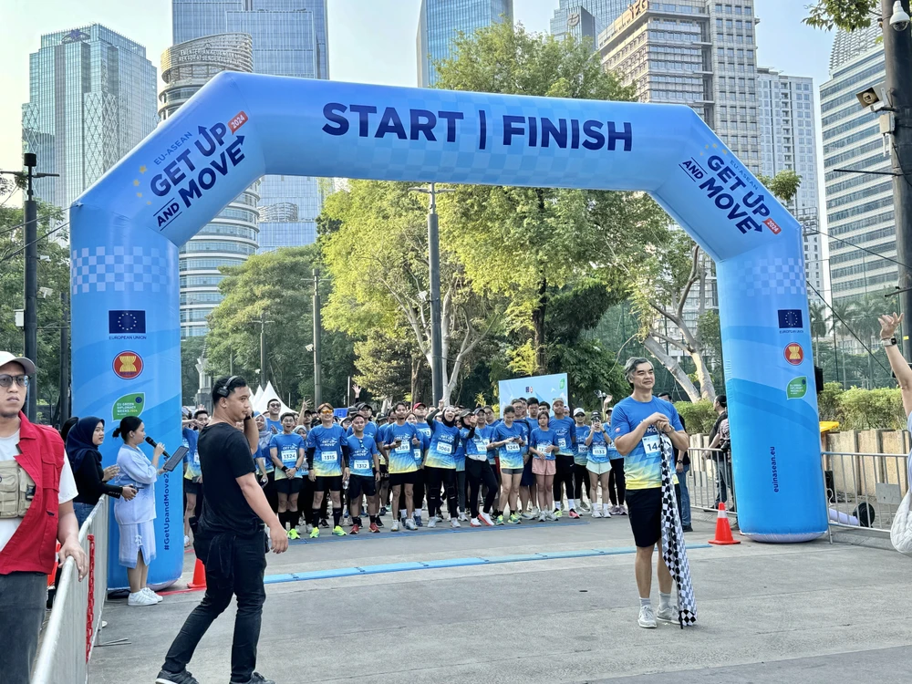 Around 500 people join in a five-kilometre run or walk and several “green action” events to kick off the week. (Photo: VNA)