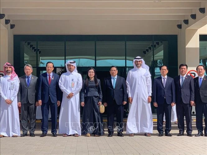 Prime Minister Pham Minh Chinh, his spouse, and the high-level Vietnamese delegation visit Qatar Energy-invested Ras Laffan industrial city on November 1. (Photo: VNA)