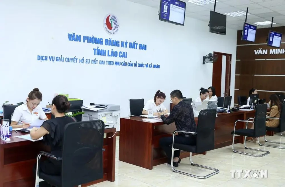 At the one-door administrative unit of the Public Administration Service Center in Lao Cai province (Photo: VNA)