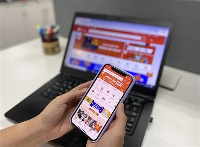 A person shopping online via an e-commerce platform (Photo: nld.com.vn) 