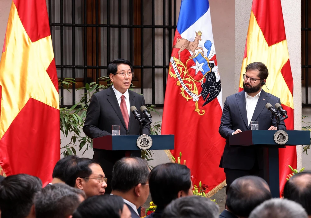 State President Luong Cuong (L) speaks at the meeting with the press in Santiago de Chile. (Photo: VNA)