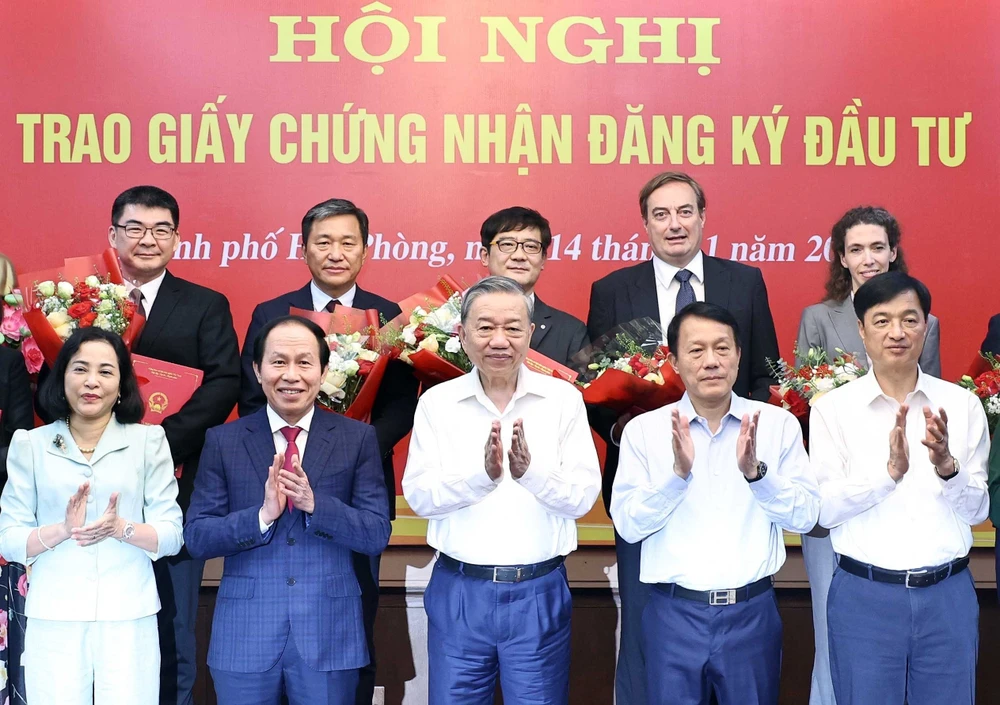 General Secretary of the Communist Party of Vietnam Central Committee To Lam (centre, front row) attends the ceremony on November 14 to hand over investment certificates to 12 major FDI projects in Hai Phong city. (Photo: VNA)