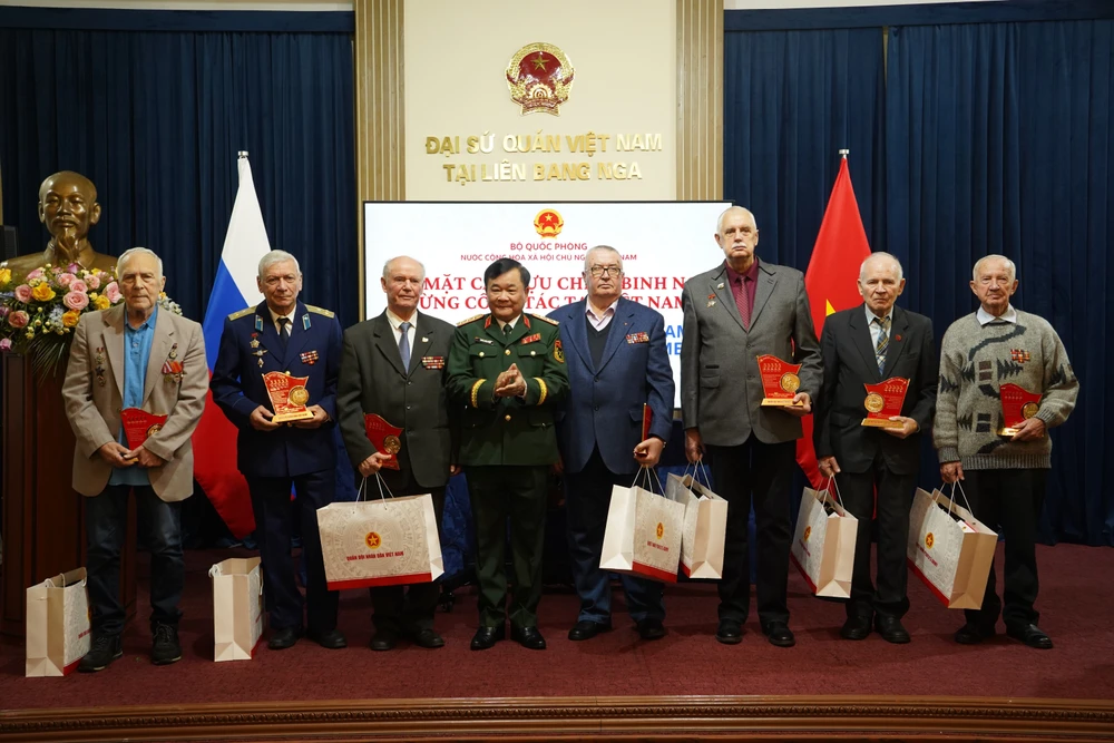 At the meeting in Moscow to honour Russian veterans' contributions to the struggle for Vietnam's independence and reunification. (Photo: VNA)