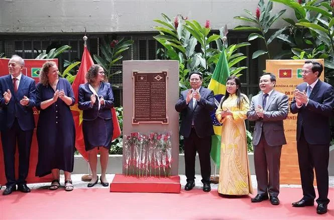 PM Pham Minh Chinh (fourth from right) attends the inauguration ceremony of the plaque in commemoration of late President Ho Chi Minh in Rio de Janeiro city, Brazil. (Photo: VNA)