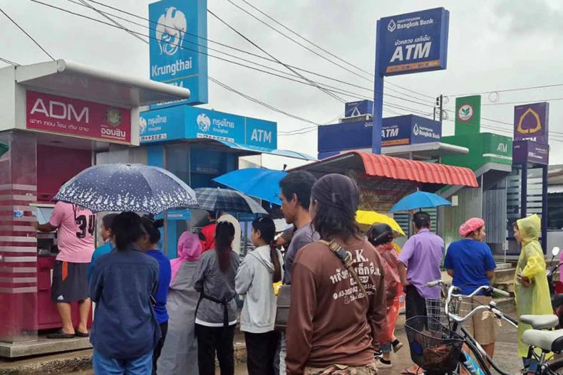 Residents of Phimai district in Nakhon Ratchasima queue to withdraw handout cash from ATMs in September. (Photo: Bangkok Post)