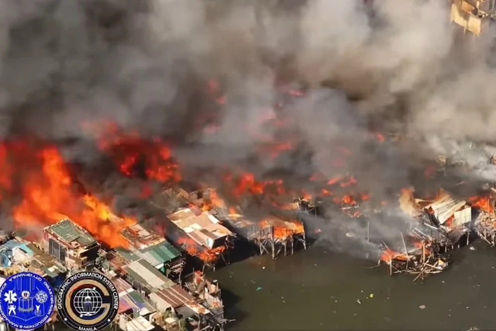 A blaze torches around 1,000 houses at the Isla Puting Bato district, one of Manila's sprawling squatter settlements. (Photo: Manila DRRM Office) 