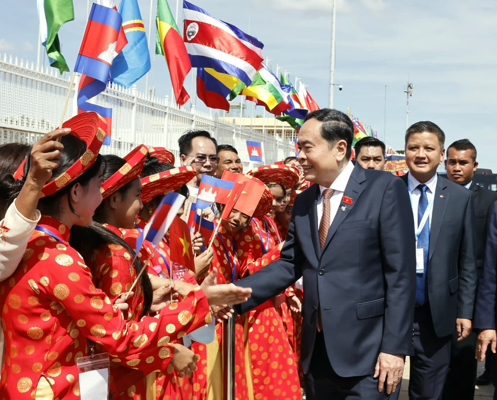 The farewell ceremony for NA Chairman Tran Thanh Man at Pochentong International Airport, Phnom Penh, Cambodia (Photo: VNA)