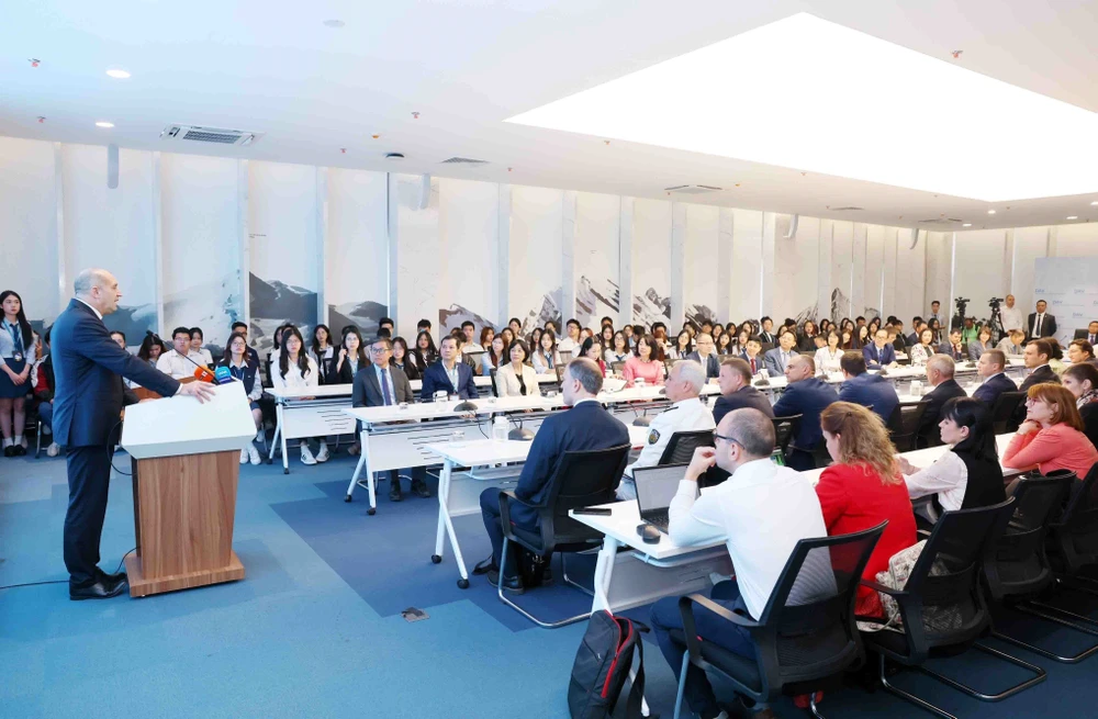 President of the Republic of Bulgaria Rumen Radev delivers a speech at the DIplomatic Academy of Vietnam on November 26. (Photo: VNA)