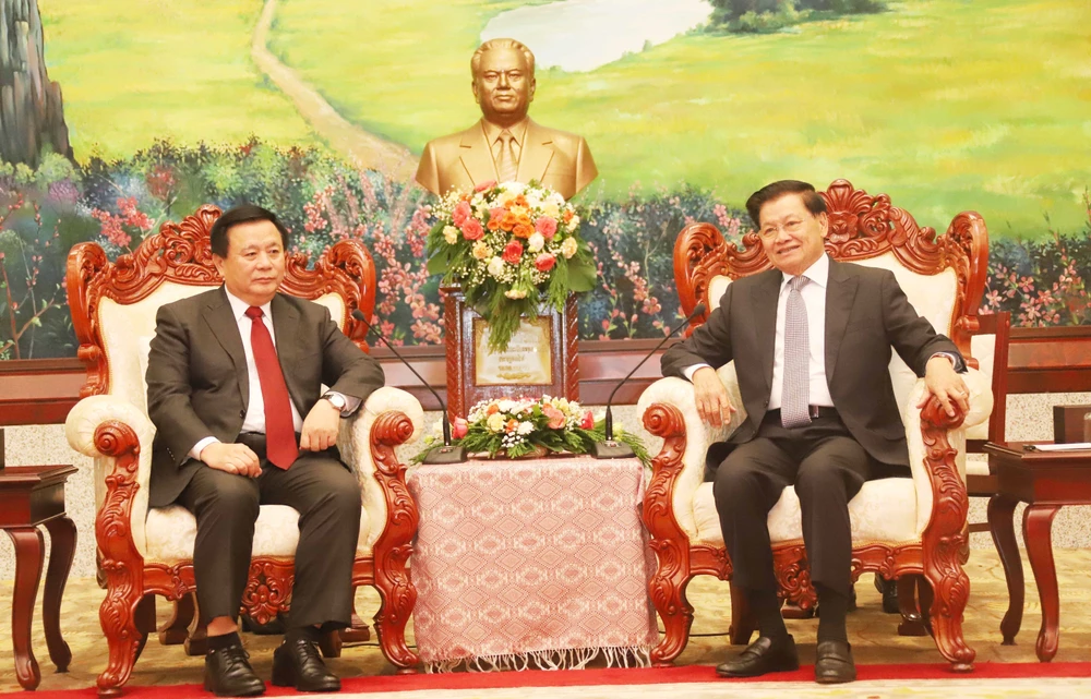 General Secretary of the Lao People's Revolutionary Party (LPRP) Central Committee and President of Laos Thongloun Sisoulith (R) receives Politburo member, President of the Ho Chi Minh National Academy of Politics (HCMA) and Chairman of the Central Theoretical Council Nguyen Xuan Thang on November 26. (Photo: VNA)