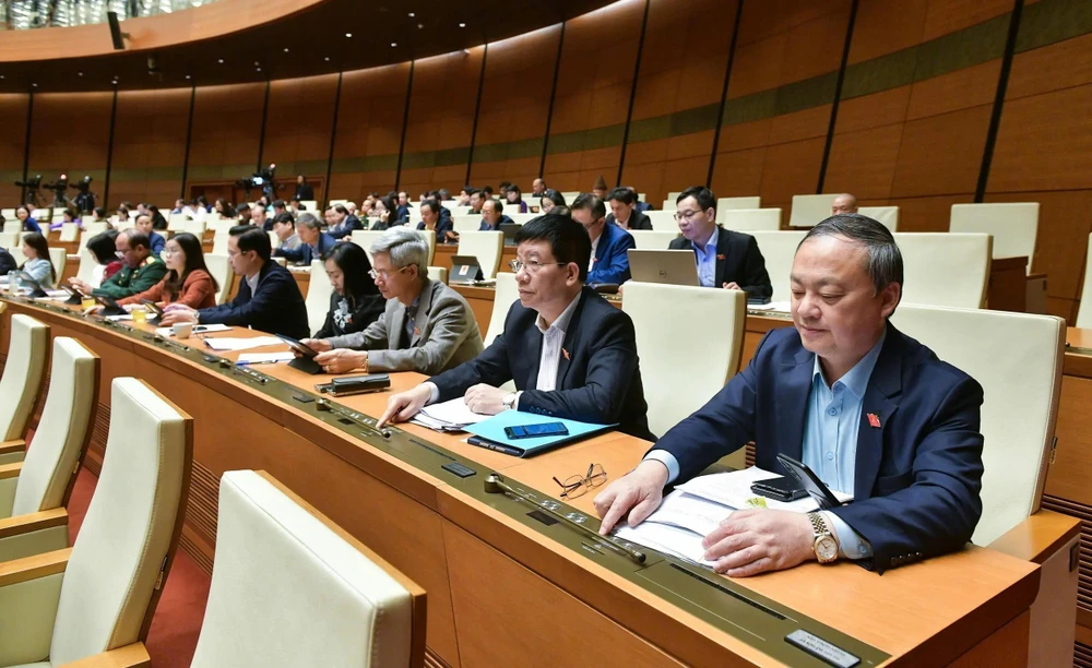 Most of the delegates present at the 15th NA's 8th sitting voting in favour of the revised Trade Union Law. (Photo: VNA)