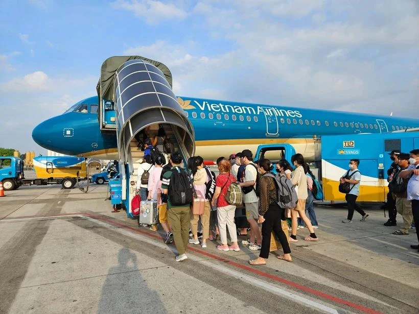 Passengers boarding a Vietnam Airlines plane (Photo: VNA)