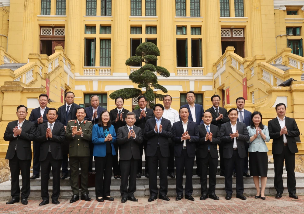 State President Luong Cuong (centre, front row) and the staff of the Supreme People's Court. (Photo: VNA)