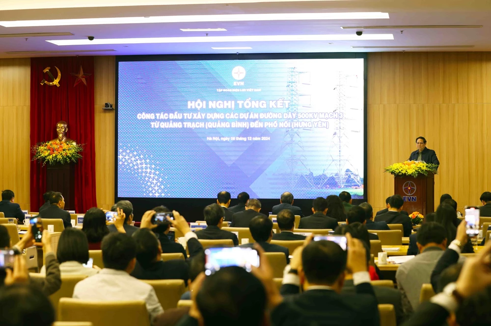 Prime Minister Pham Minh Chinh addresses at the conference to review the investment and construction of the 500kV circuit-3 power transmission line linking Quang Trach and Pho Noi on December 8. (Photo: VNA)