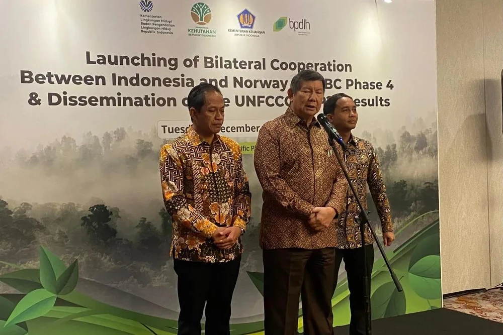 Presidential Special Envoy for Energy and Environment Hashim Djojohadadikusumo (centre) delivers a statement to the press in Jakarta on December 10. (Photo: ANTARA) 