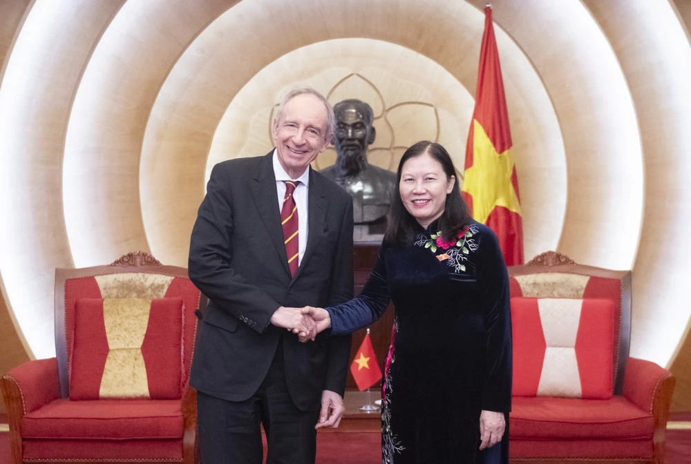 Chairwoman of the National Assembly’s Committee for Judicial Affairs and President of the Vietnam – Poland Friendship Parliamentarians' Group Le Thi Nga (R) receives Secretary of State at the Ministry of Foreign Affairs of Poland Władysław Teofil Bartoszewski on December 12. (Photo: VNA)