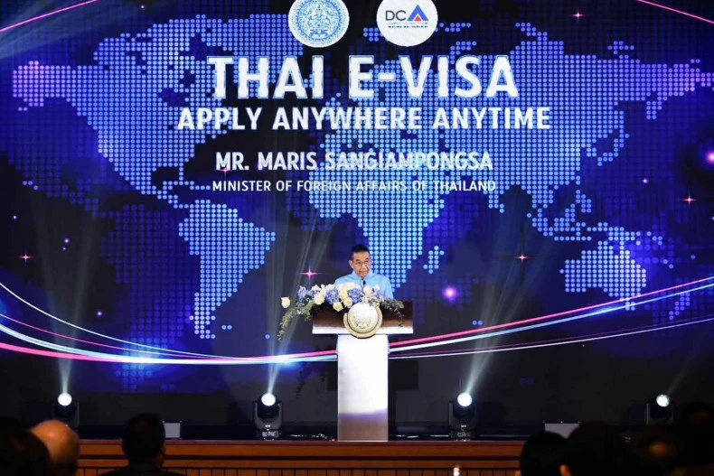 Minister of Foreign Affairs Maris Sangiampongsa introduces the Thai e-visa system. (Photo: Thai Foreign Ministry) 