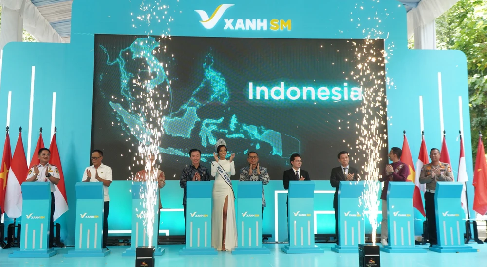 Xanh SM electric taxi service is launched in Indonesia on December 18. (Photo: VNA)