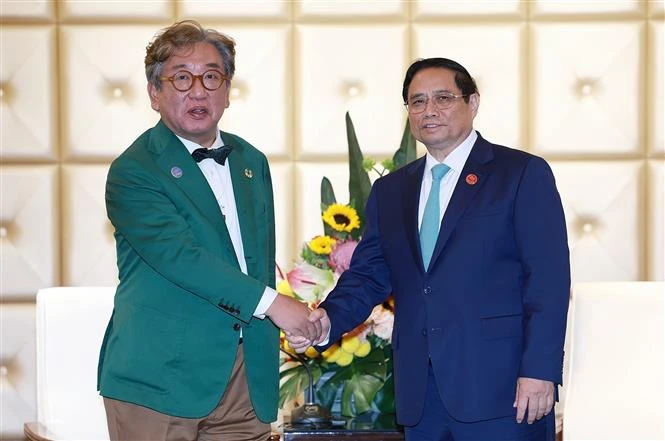 Prime Minister Pham Minh Chinh (R) and Kim Sang-hyup, Co-Chairperson of the Presidential Commission on Carbon Neutrality and Green Growth of the Republic of Korea at their meeting in Dalian on June 25 (Photo: VNA)