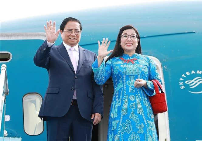 PM Pham Minh Chinh and his spouse Le Thi Bich Tran leave Hanoi for an official visit to the Republic of Korea (Photo: VNA) 