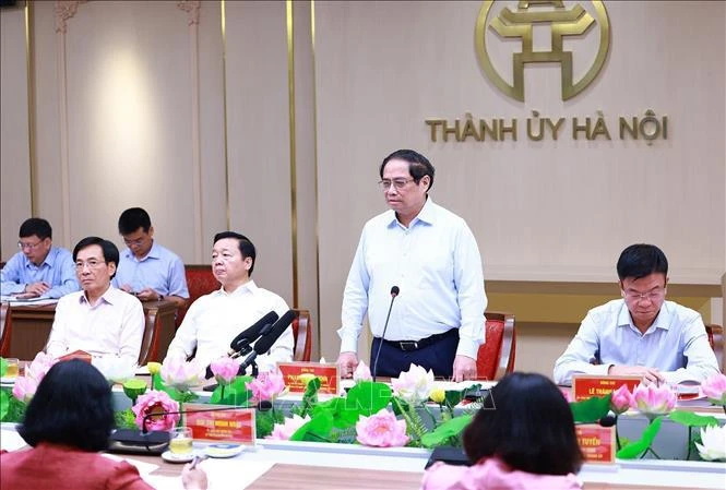 PM Pham Minh Chinh (standing) speaks at the working session with the standing board of Hanoi Party Committee (Photo: VNA)