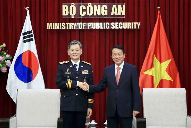 Minister of Public Security Senior Lieutenant General Luong Tam Quang (R) and Commissioner General of the Korean National Police Agency (KNPA) Cho Ji-ho at their talks in Hanoi (Photo: VNA)