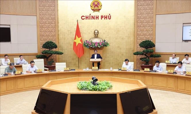 越南政府总理范明政主持召开4月份政府例行会议。图自越通社